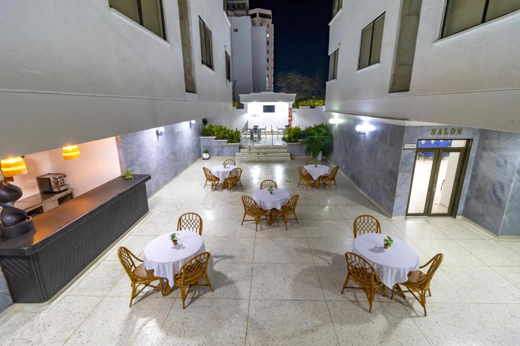Hotel Axis Inn By GEH Suites - 5
