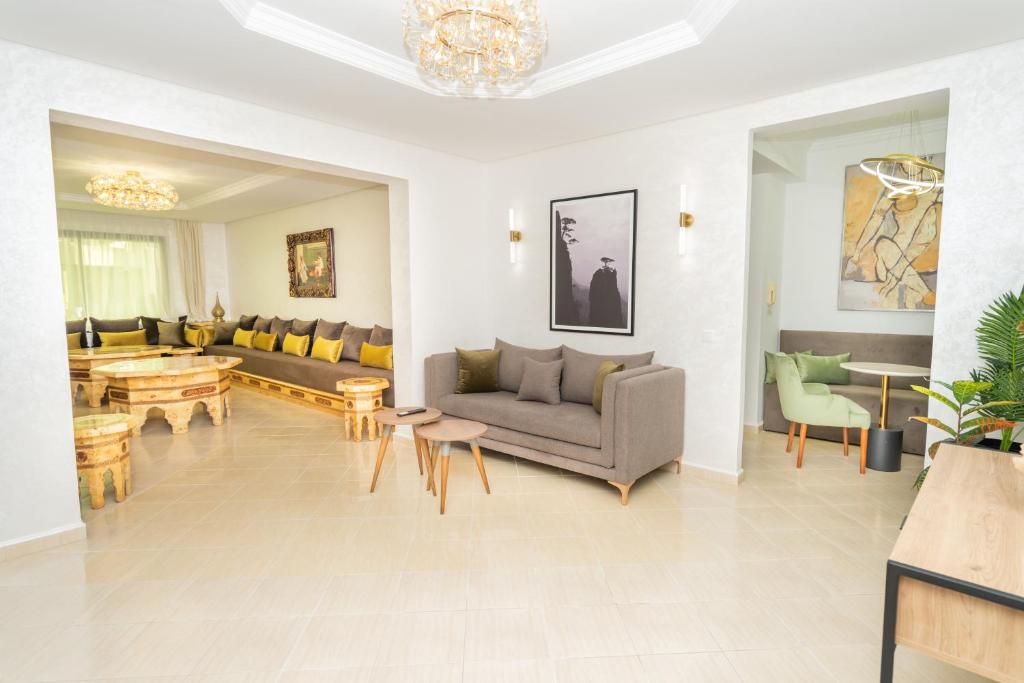 Sleek & Elegant flat close to Marina, Ideally located with Corniche 3' away and a shopping centre 1' on foot, Tanger
