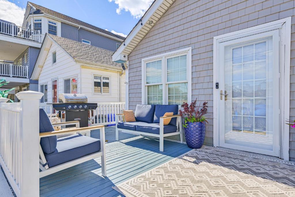 Walk to Ocean Pet-Friendly Home in Long Beach!, Long Beach