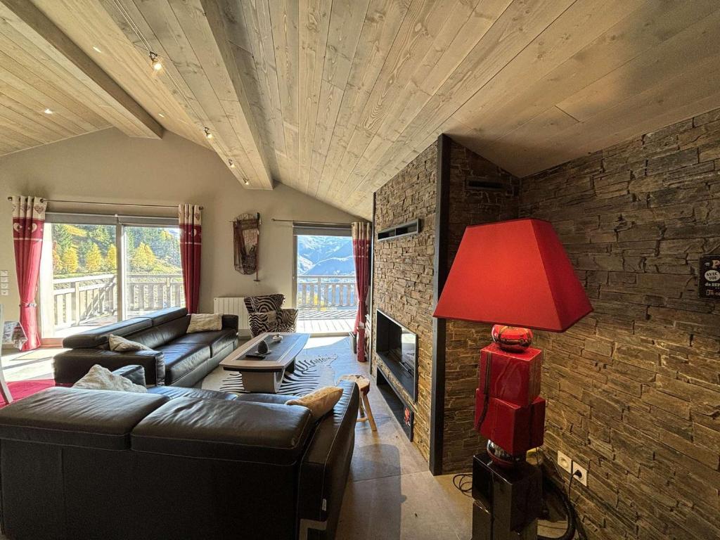 Appartement moderne 5 pièces, proche des pistes avec cheminée, terrasse, parking et bois inclus - 2
