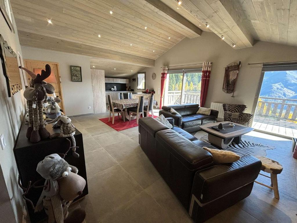 Appartement moderne 5 pièces, proche des pistes avec cheminée, terrasse, parking et bois inclus - 3