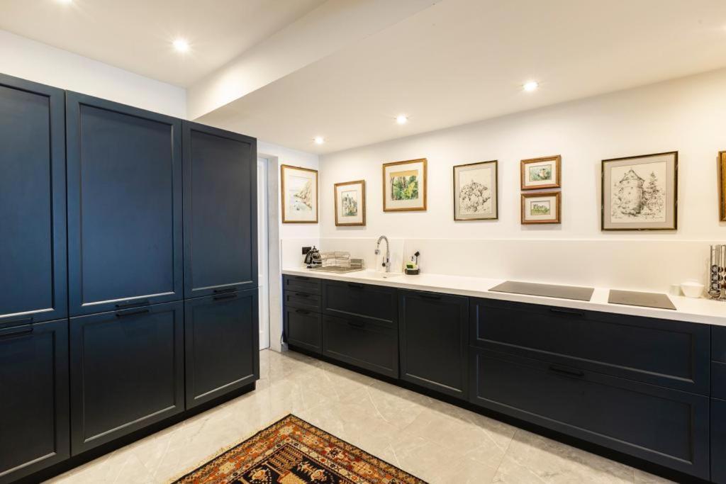 Lavish Seafront Apartment, Sliema