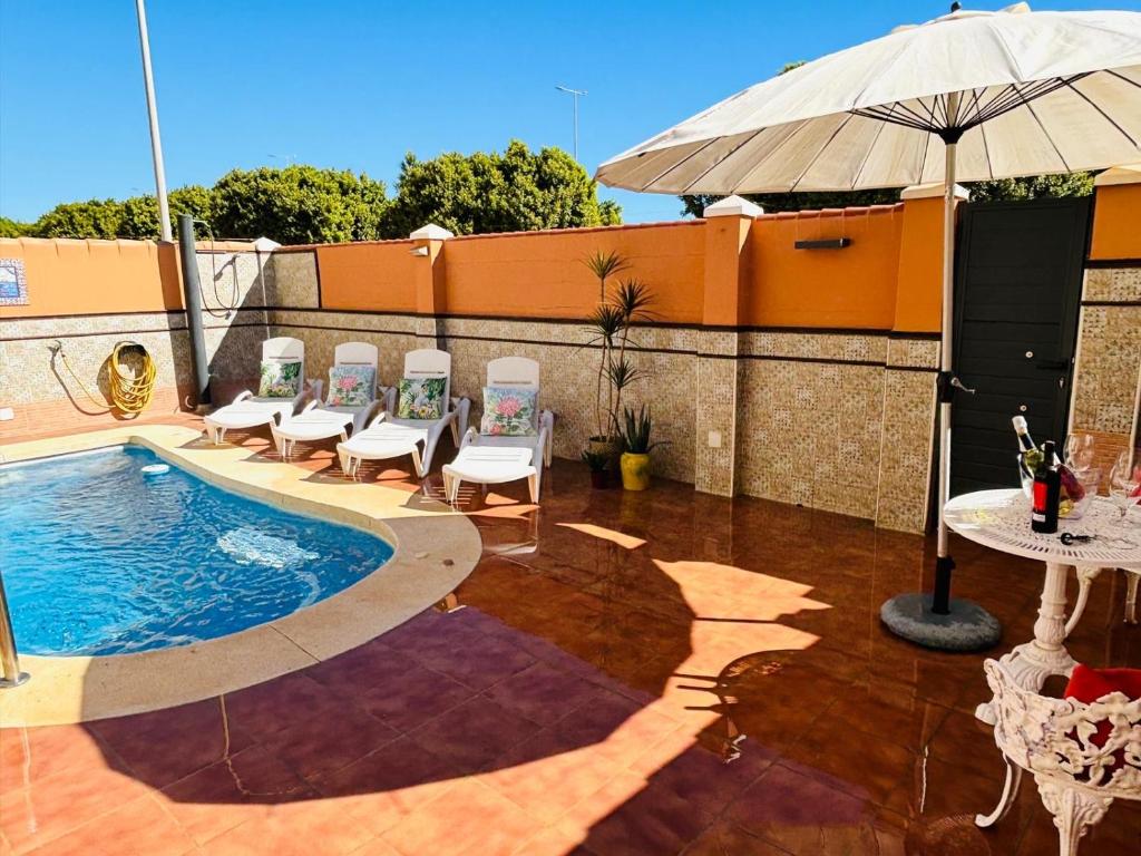Chalet con piscina privada en primera línea de playa - 1