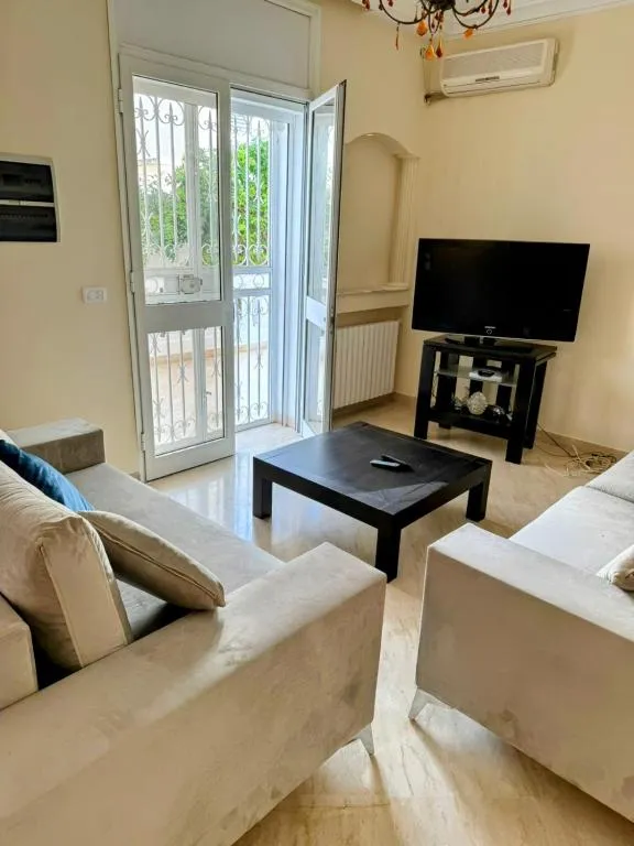 Étage de villa spacieux aux Jardins de la Soukra, hotel in El Aouina
