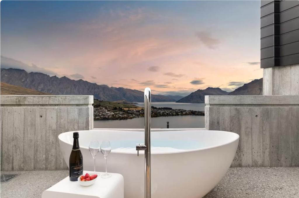 No.8 Queenstown, Queenstown