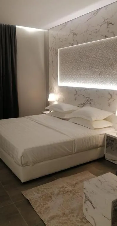 غرفة فاخرة مع دورة مياه ومطبخ بحي الضاحية, hotel in Arar
