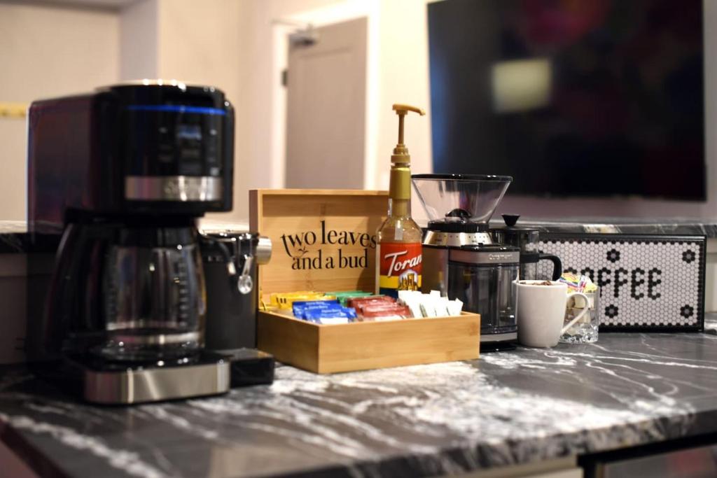 HostWise Stays - 2 King Beds, Free Street Parking, North Side Gem, Pittsburgh