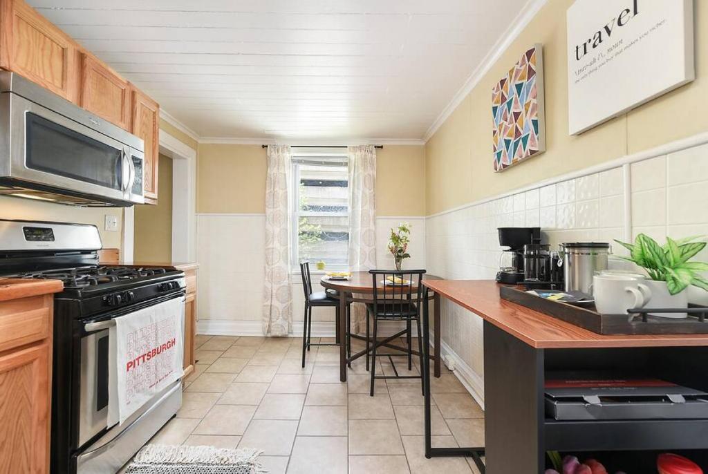 HostWise Stays - Block to AGH - King Bed, Free Off Street Parking, Pittsburgh