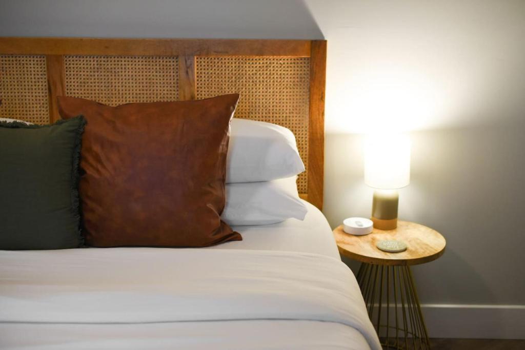 HostWise Stays - King Beds, Park Free, Great Walk Score, Pittsburgh