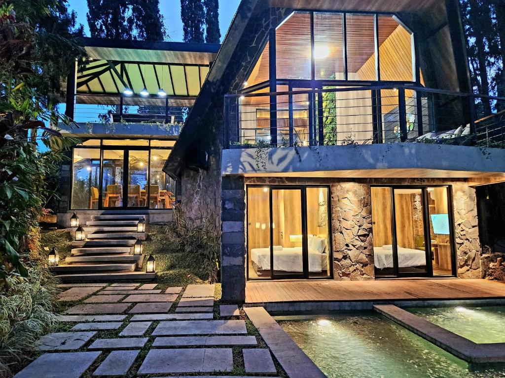 Villa 4-BR Klub Bunga No. 4 Batu Malang