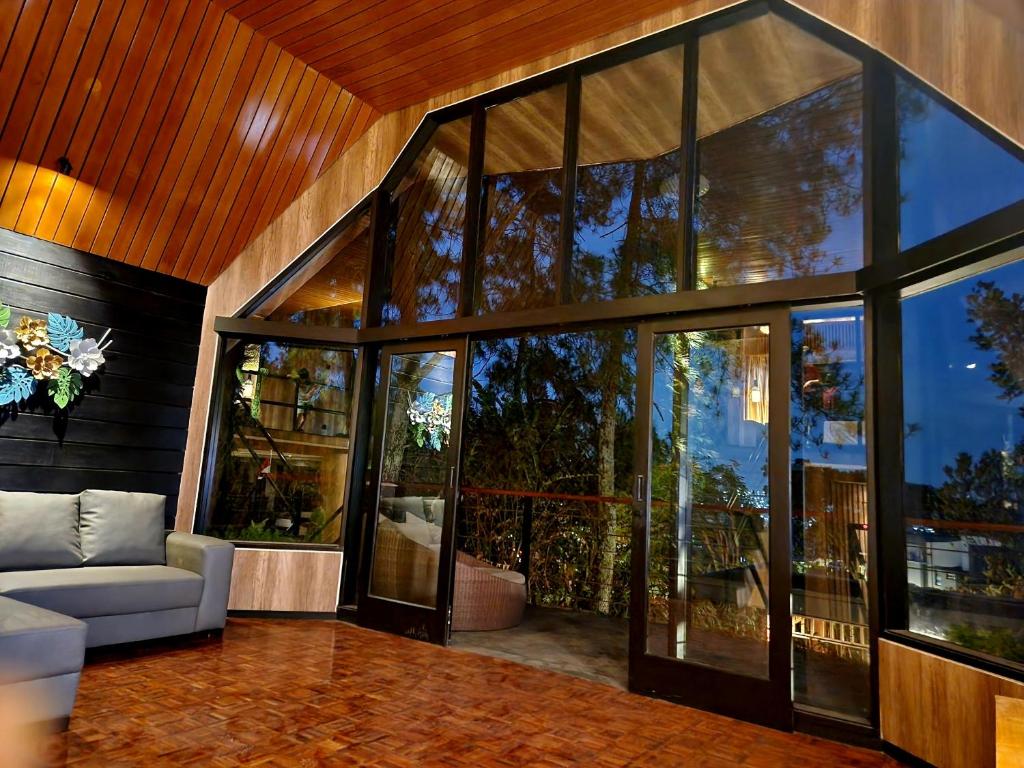 Villa 4-BR Klub Bunga No. 4 Batu Malang