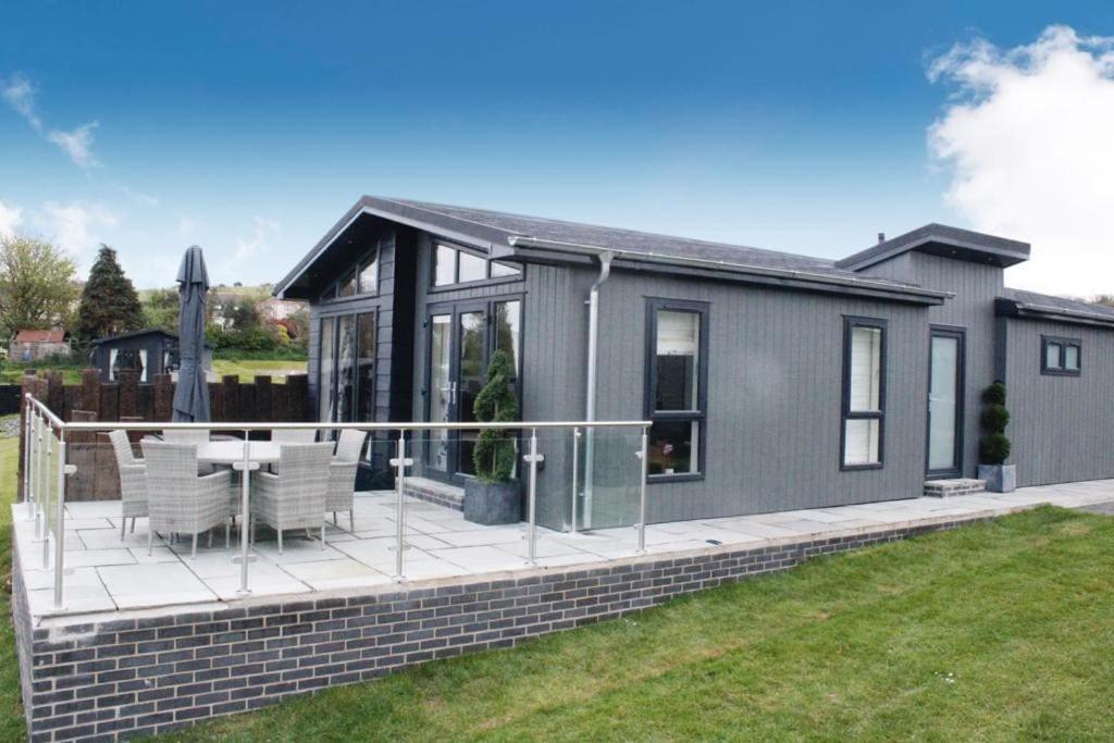 Nyth Glan y Môr, Modern Luxury Lodge with Hot Tub, Pembrokeshire