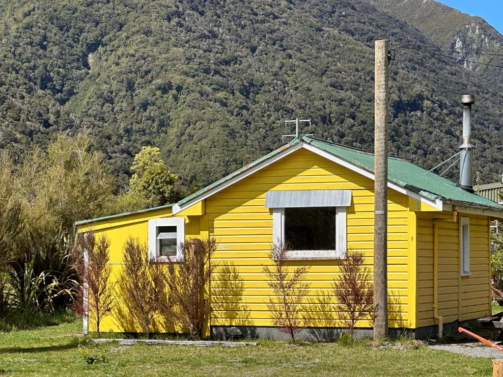 Rustic, Basic Cosy Alpine Hut, in the middle of the Mountains, hotell sihtkohas Otira