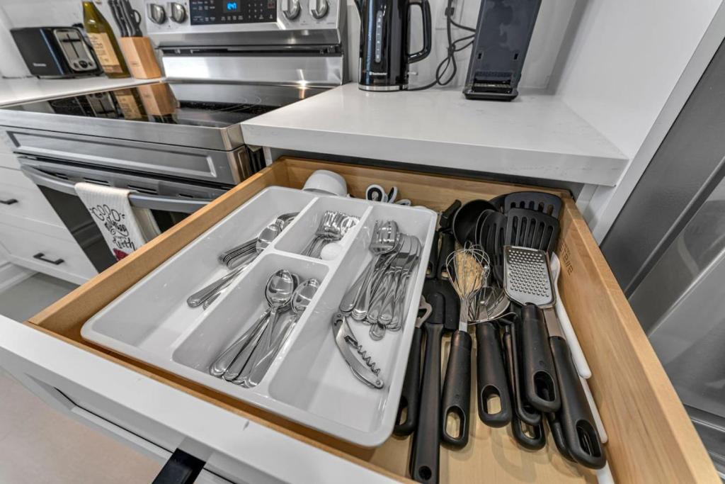 Elegant 3BR Home Near Hospitals Tims Field QEW, Hamilton