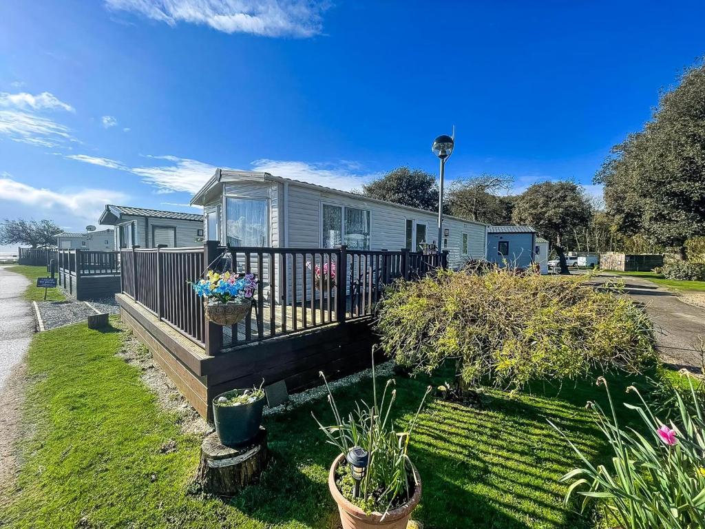 Brilliant Caravan With A Partial Sea View In Suffolk Ref 32026Az, Лоустофт