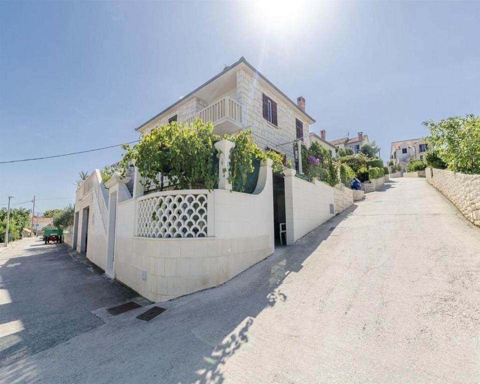 Apartment More, Postira