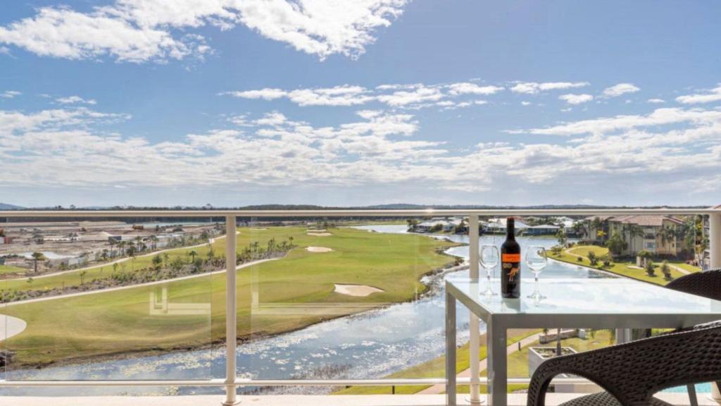 Spa Apartment - Beautiful Views Of Golf Course!, Pelican Waters