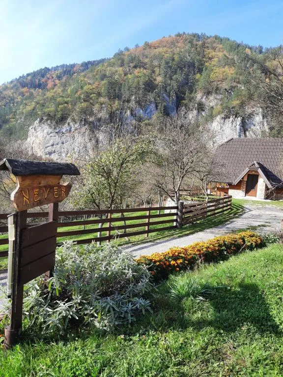 Vikendica NEVEN, hotel em Zaovine