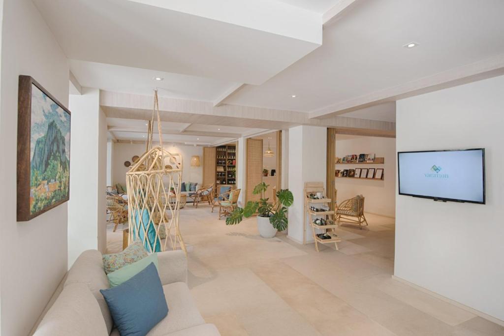 Shared lounge/TV area