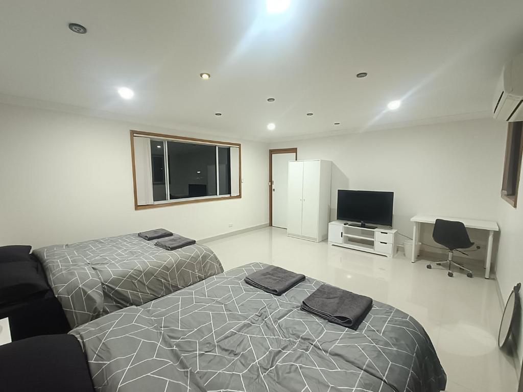 Large, Family Room with Spacious, Private Balcony - GE, Holroyd