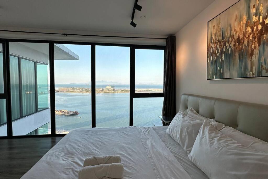 Seaview Premium Duplex in Gurney with WiFi & Full Kitchen 12B, George Town