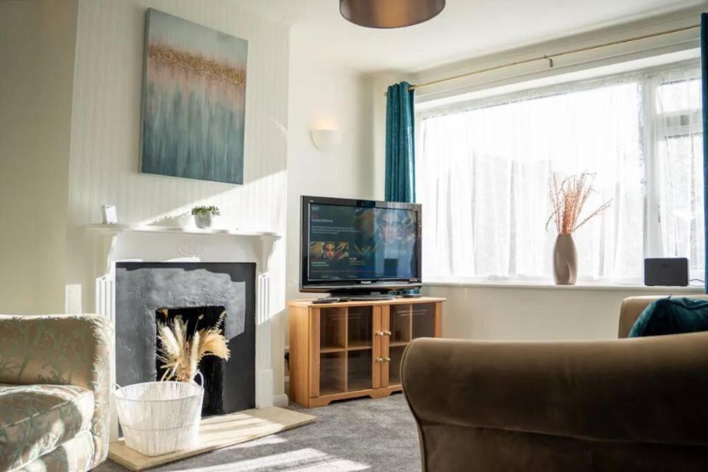 3 Bedroom home in Milton Keynes with Free Parking, WiFi and SKY TV, Milton Keynes