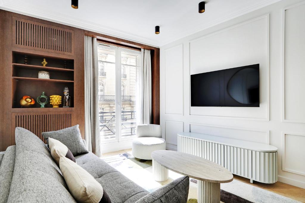 Pick A Flat's Apartment in Triangle d'Or - Pierre 1er de Serbie - 2
