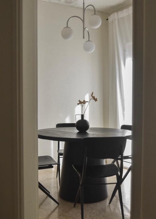 The Appartment, Llança