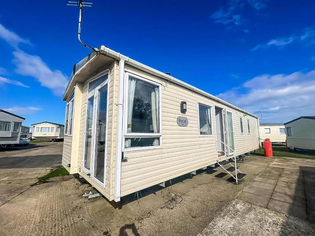 Lovely 6 Berth Caravan With Free Wifi At Sand Le Mere, Yorkshire Ref 71011C, Tunstall