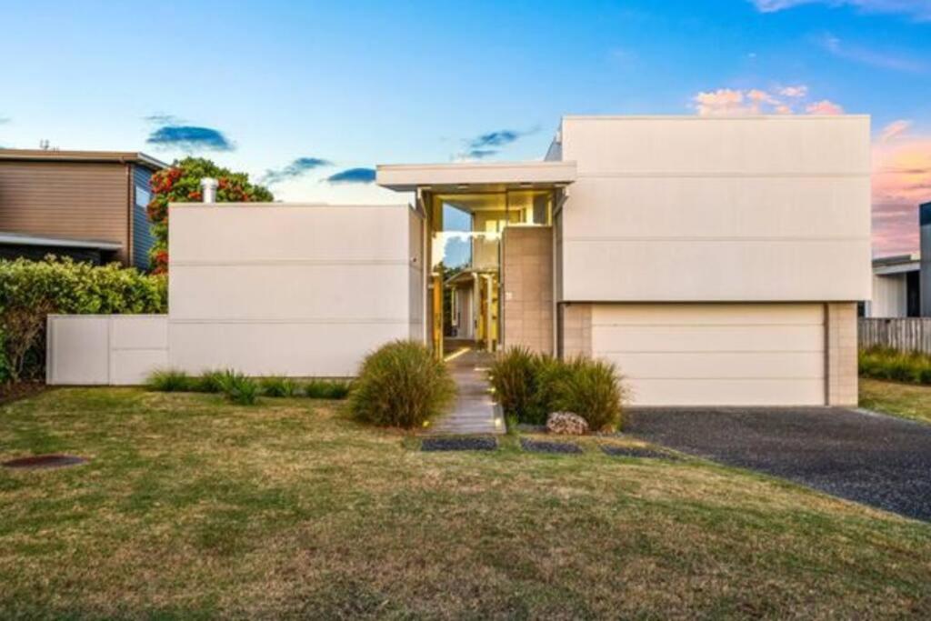 Architectural masterpiece, private beach access, Omaha