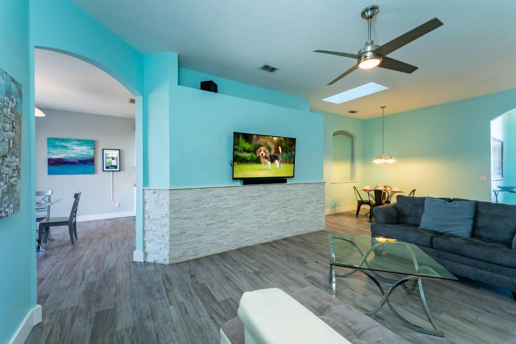 Beautiful Pool Home with Spa, Games Room in Golf Community Close to Disney, Davenport