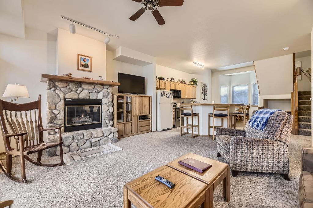 Village Point #212 - Private Hot Tub and Easy Access to Town and Slopes, Breckenridge