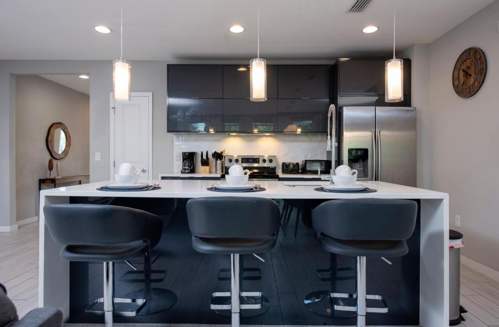 Amazing 4BD home with Pool and BBQ near Disney, Kissimmee