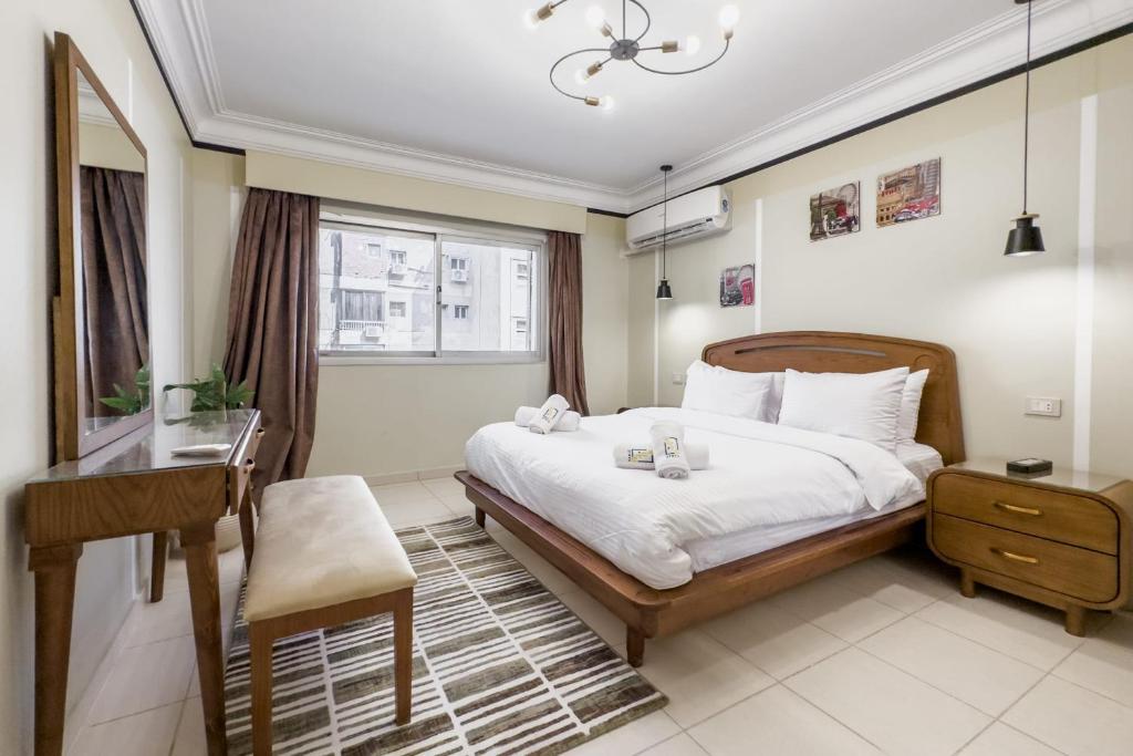 The Hospitable 2BDR Apt 5 min from CAI Airport, Káhira