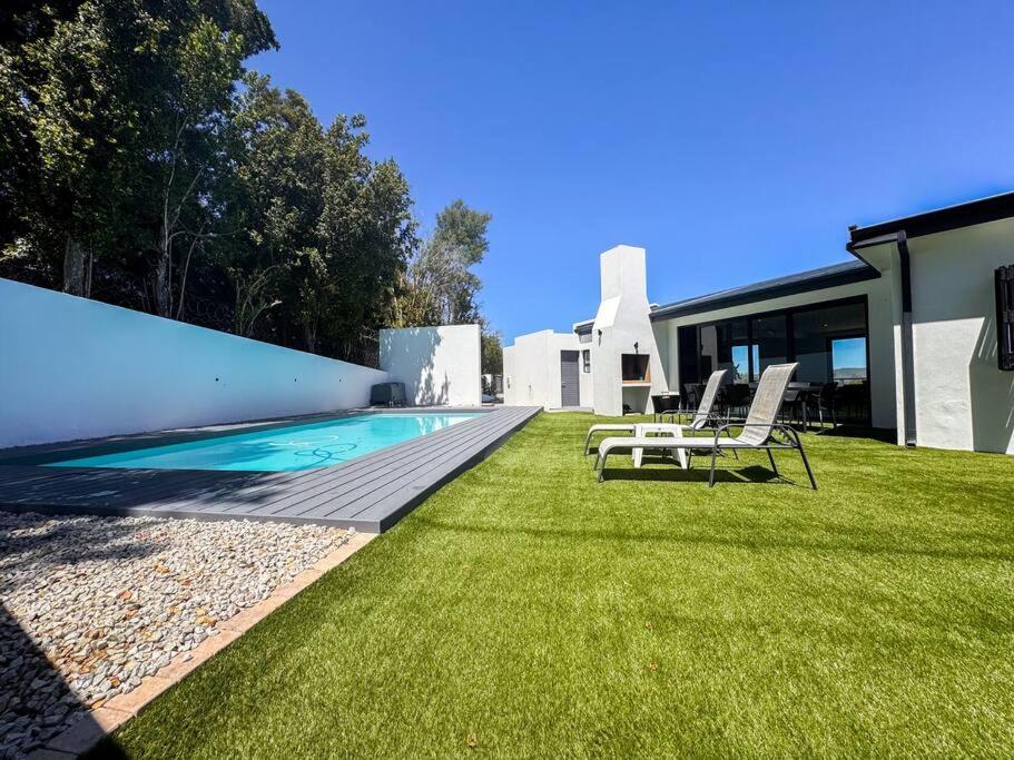 Dive into Luxury - Spacious Modern House with Pool, Knysna