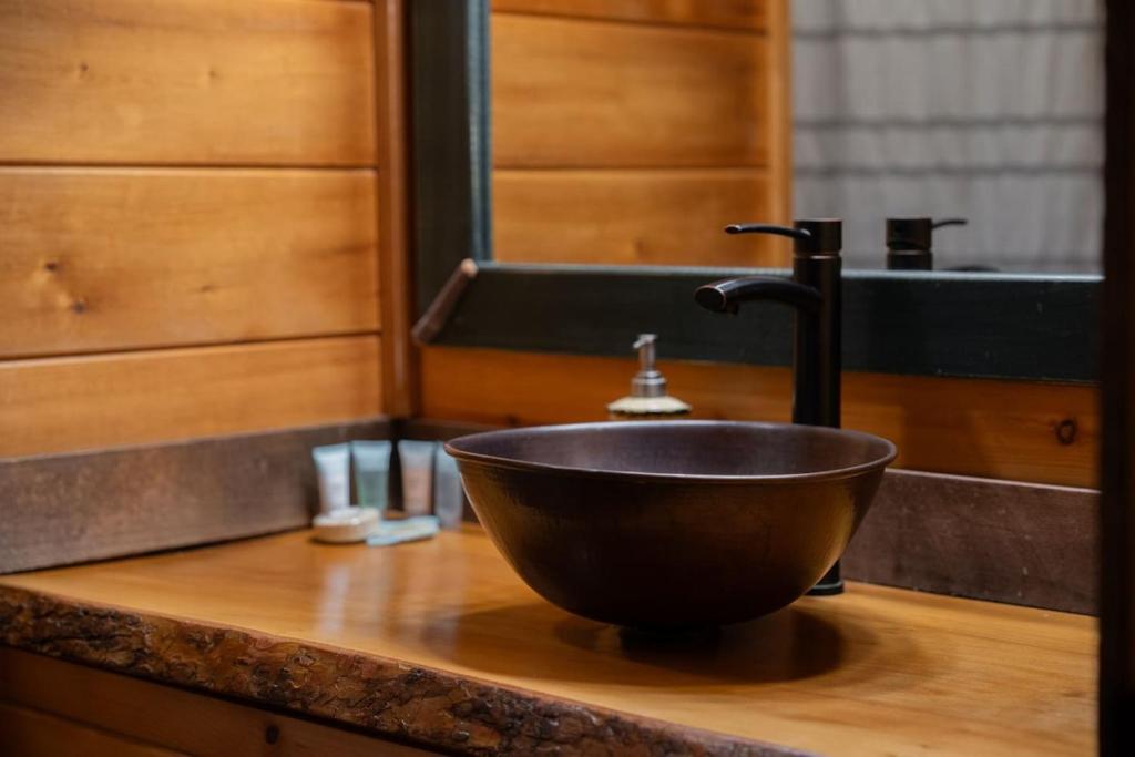 Olivers Hideaway on Fightingtown Creek, Cherry Log