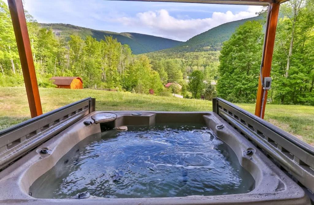 Stunning Home with Hot Tub Fire Pit & Amazing Views, Hunter