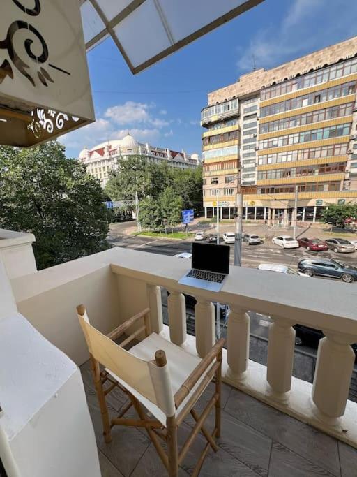 Городской Уют с видом на Rixos, Almaty