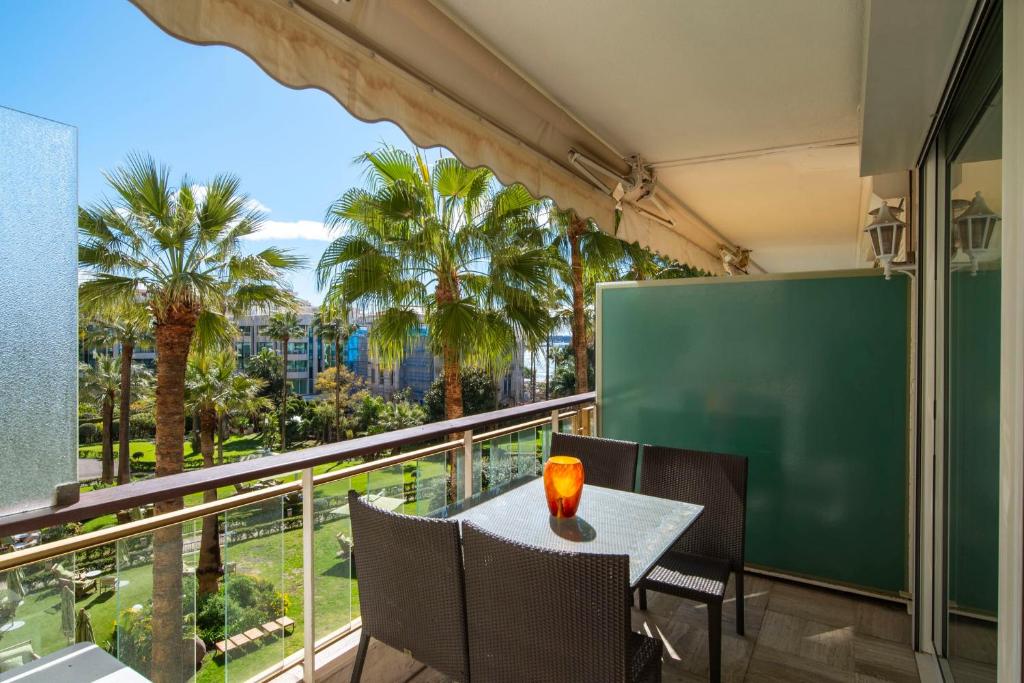 REF 30 - Cannes Croisette - Sea and gardens view apartment for rent - 2