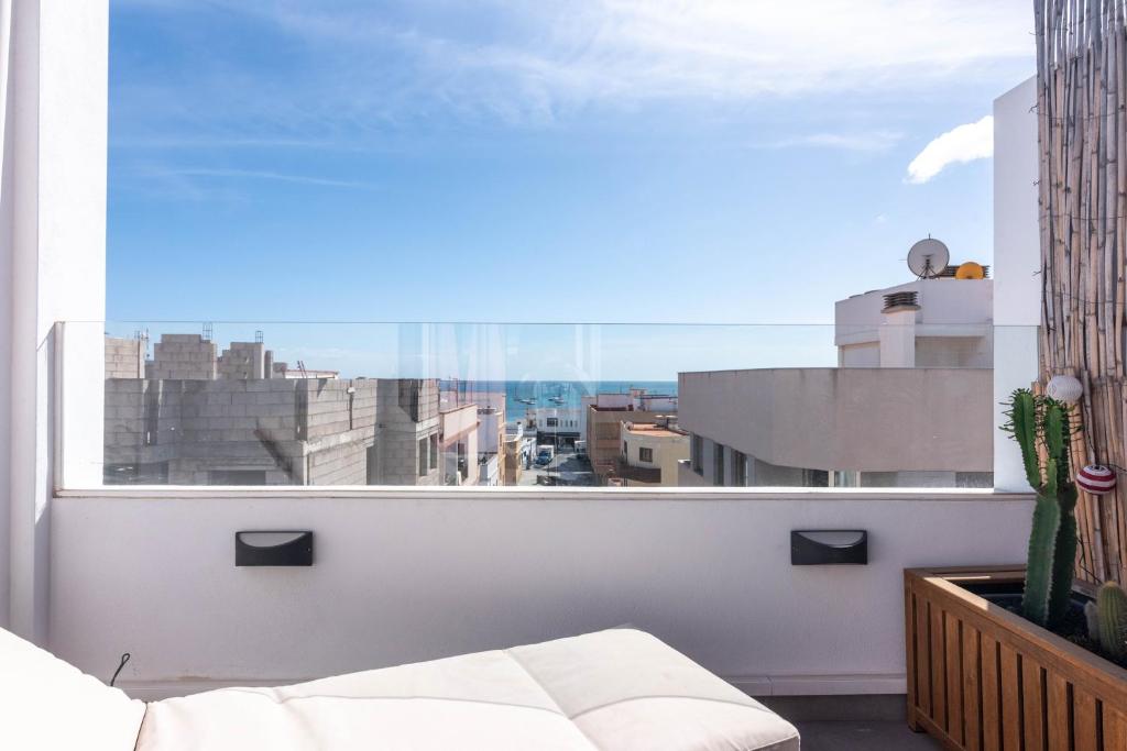 Cozy Studio for Solo Traveller or Young Couple with Stunning View to the Ocean - 2