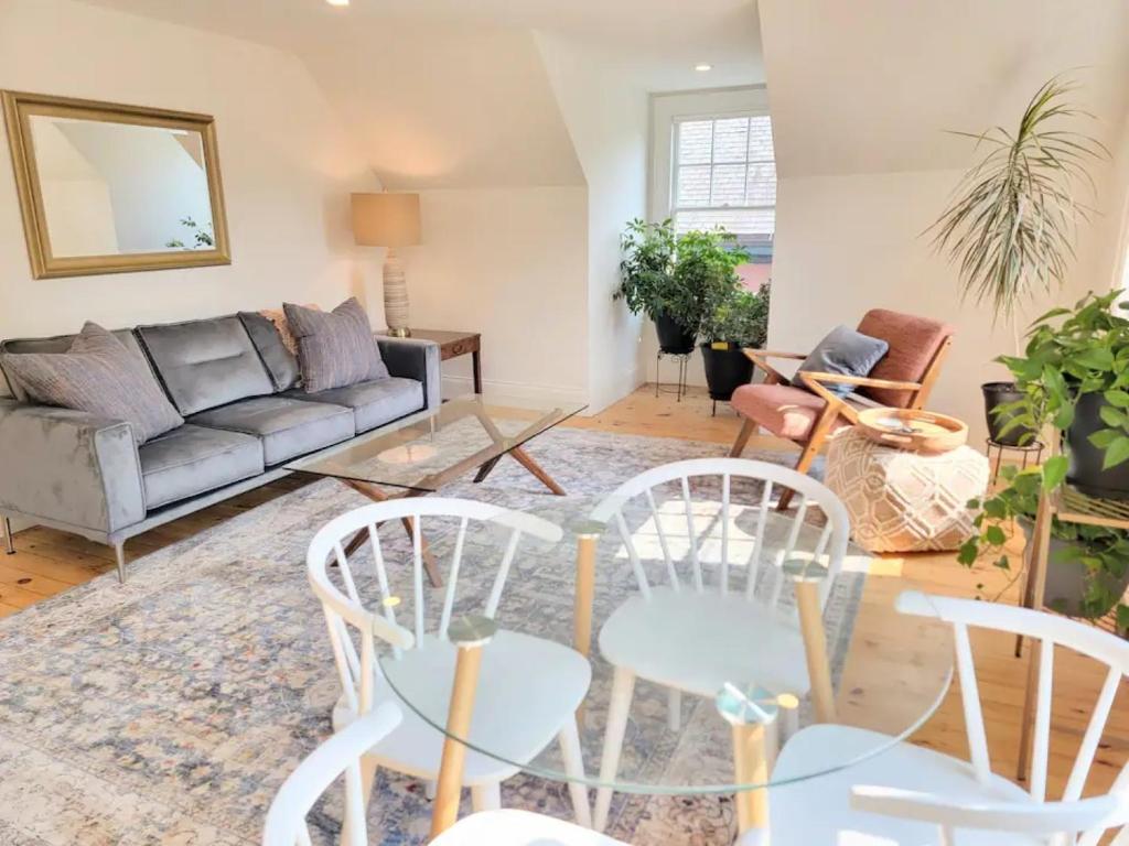 Spacious West End Loft in Charming Family Home, Portland