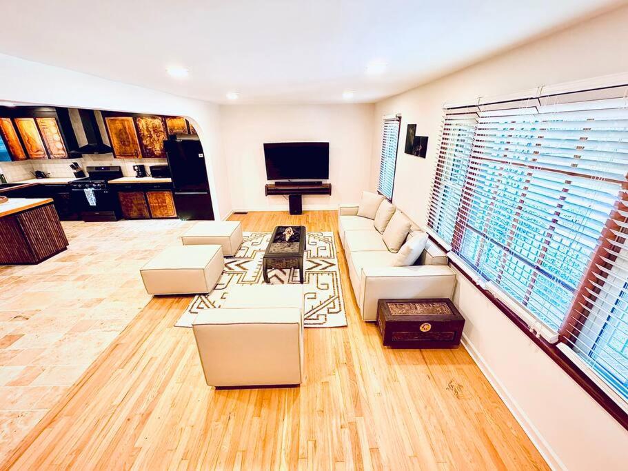 Pura Vida, Charleston