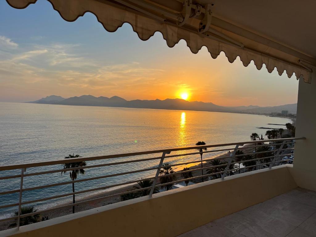 Amazing sea view 2 bedroom beach front 303 - 2