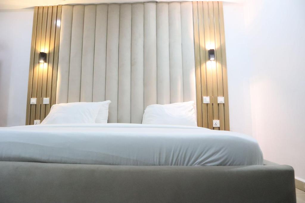 Events & Suites, Abudža