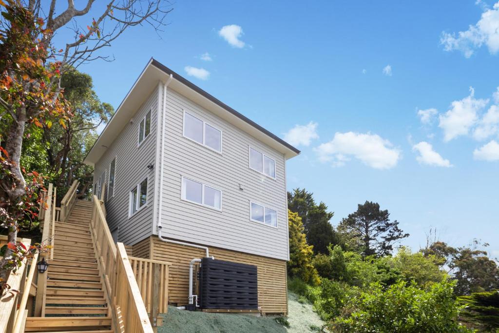 Stunning view, privacy, close to ferry & brand-new, Wellington