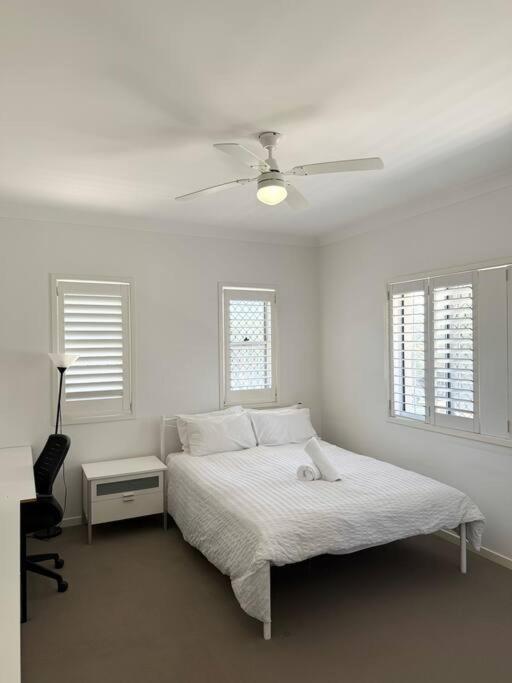 2 spacious rooms with shared bathroom in Modern Sunnybank Home, Brisbane