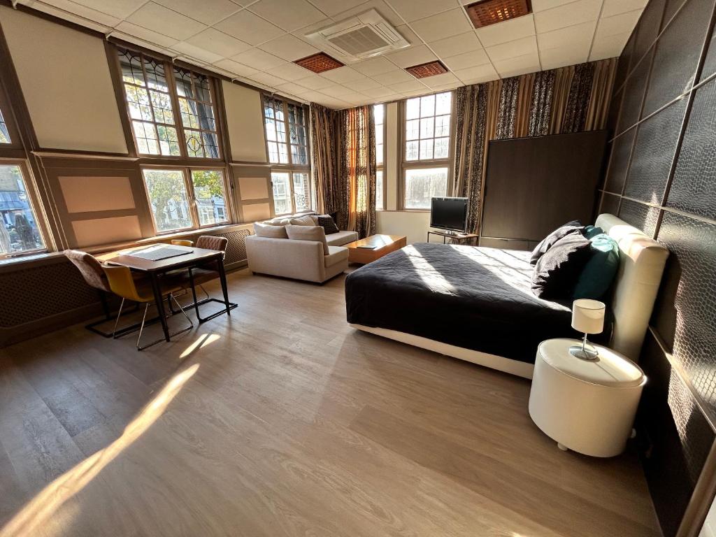 Stylish independent Studio S1, City Centre Dordrecht, Dordrecht