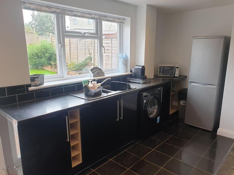 Coates Road-Spacious 4 bed home-near RD&E-parking photo 7