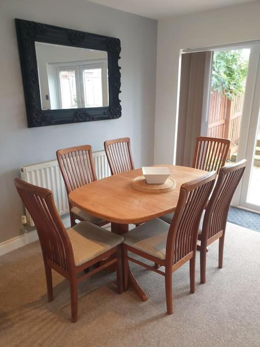 Coates Road-Spacious 4 bed home-near RD&E-parking photo 6