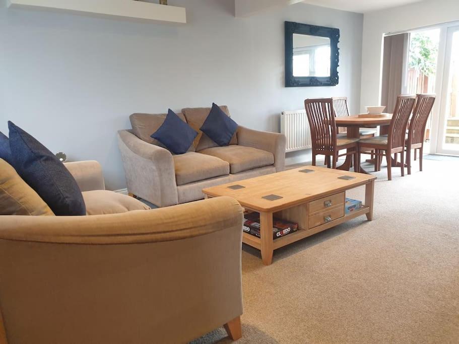 Coates Road-Spacious 4 bed home-near RD&E-parking - photo 2